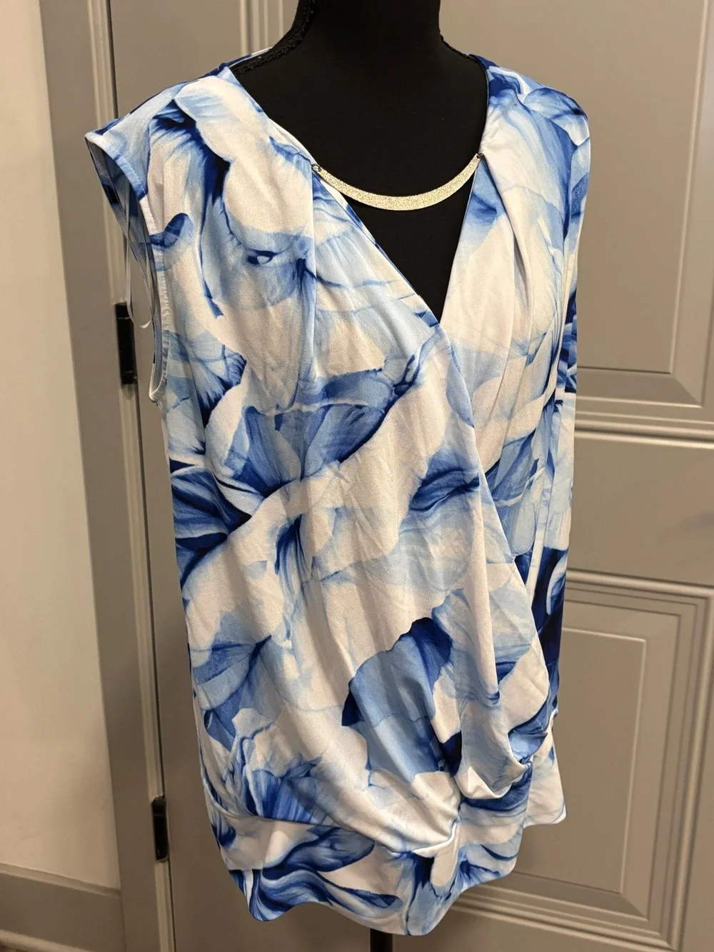Jennifer Lopez Blue & White Floral Wrap-Front Sleeveless Tunic - Picture 1 of 3